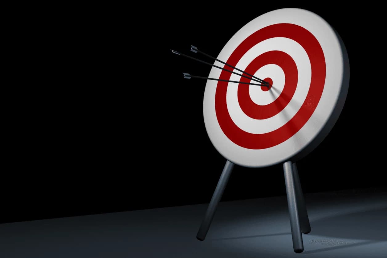 Three arrows perfectly hitting a bullseye target – precise Amazon ad targeting to maximise sales and avoid ad cannibalization