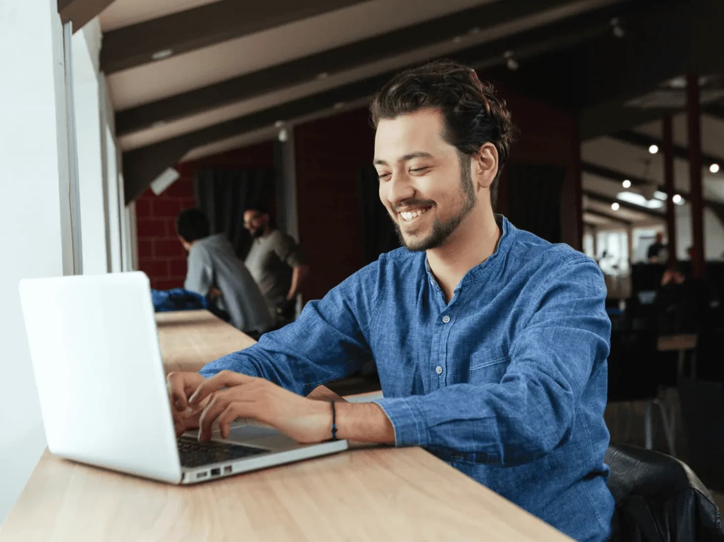 Seller improving Amazon PPC performance on a laptop using Autron’s advanced automation, Turbo Mode and benchmarking.