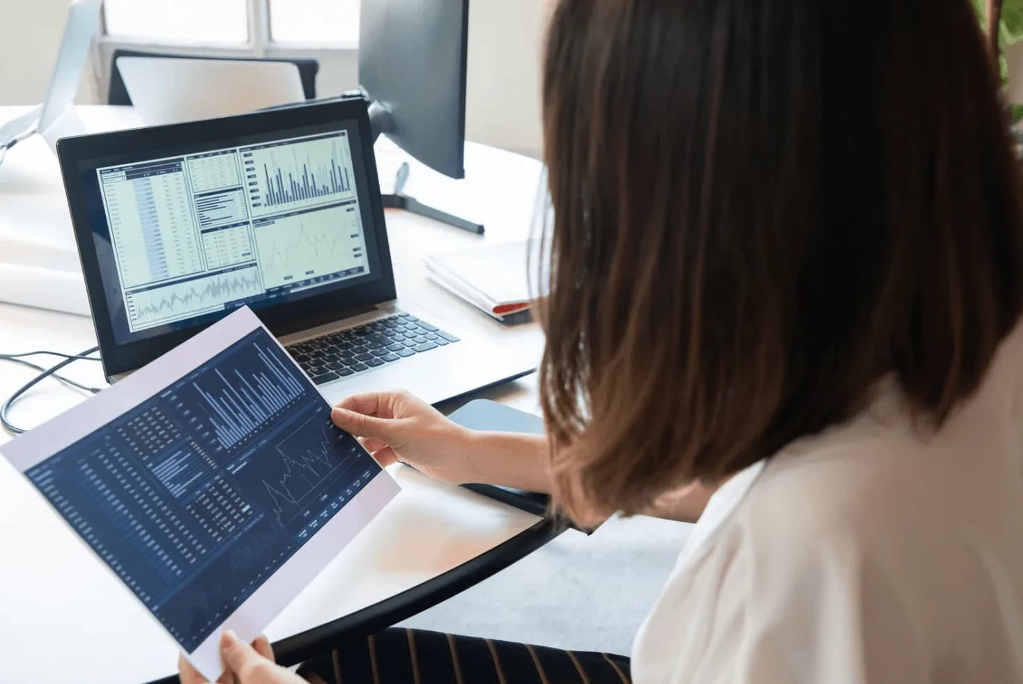 Amazon advertising agency analyzing CAC and ROAS performance metrics on laptop and reports