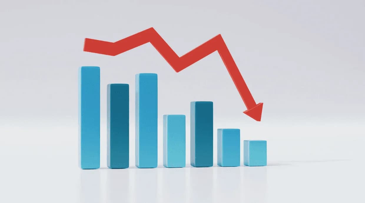 3D bar graph with red downward arrow, showing declining Amazon seller profits due to increased import tariffs