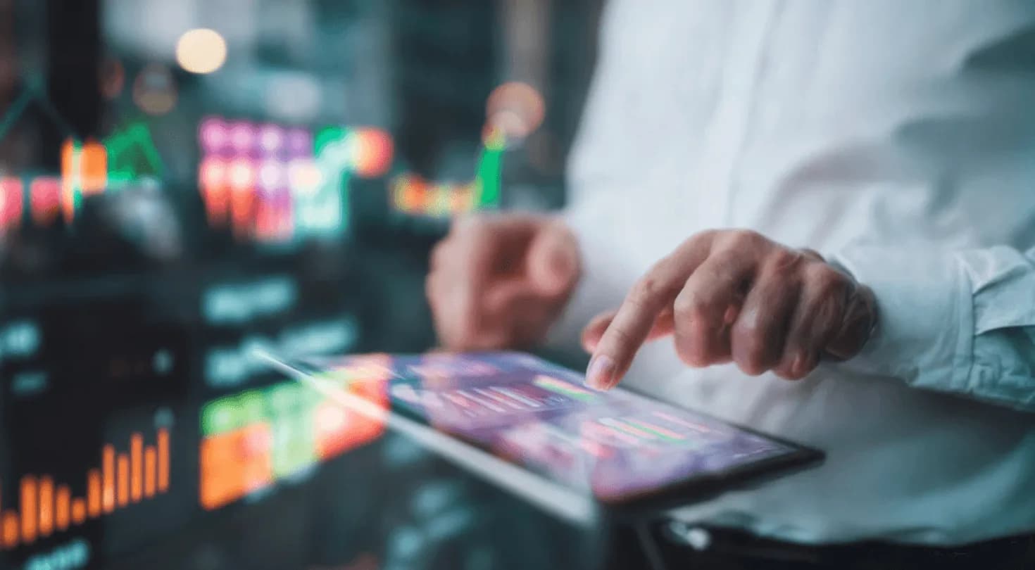 Amazon PPC manager re-optimizing campaigns for Q1 by reviewing bids, budgets, and targeting strategies in January